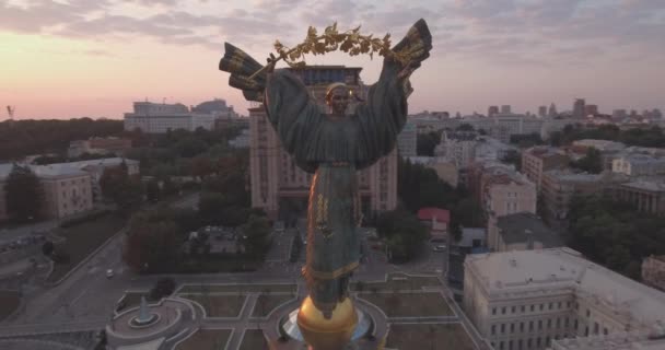 Kyiv-Independence Square luftundersøgelse, 20 August 2017. Bylandskab fra en højde ved solopgang. Sommer morgen, daggry over den gamle by Kiev. Skydning fra luften af huse ved daggry . – Stock-video