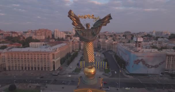 Kiev-Independence Square flygfotografering, 20 augusti 2017. Stadslandskapet från en höjd vid soluppgången. Sommarmorgon, gryning över den antika staden av Kiev. Skytte från luften av hus i gryningen. — Stockvideo