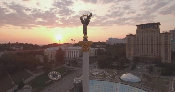 Encuesta aérea de Kiev-Plaza de la Independencia, 20 de agosto de 2017. Paisaje urbano desde una altura al amanecer. Mañana de verano, amanecer sobre la antigua ciudad de Kiev. Disparos desde el aire de las casas al amanecer . — Vídeo de stock