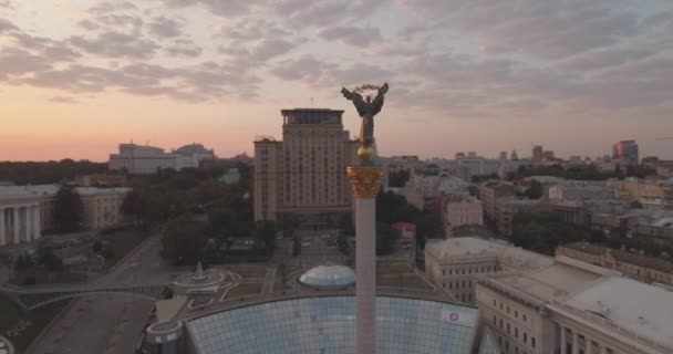 Levé aérien de la place de l'Indépendance à Kiev, 20 août 2017. Paysage urbain à partir d'une hauteur au lever du soleil. Matin d'été, aube au-dessus de l'ancienne ville de Kiev. Tir de l'air des maisons à l'aube . — Video