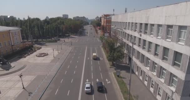 Antenne Kiev Straße Wladimir. 20. august 2017. stadtlandschaft, sommersonnenaufgang über häusern und straßen von kijew. Autos warten auf die Ampel, um den Verkehr fortzusetzen. — Stockvideo