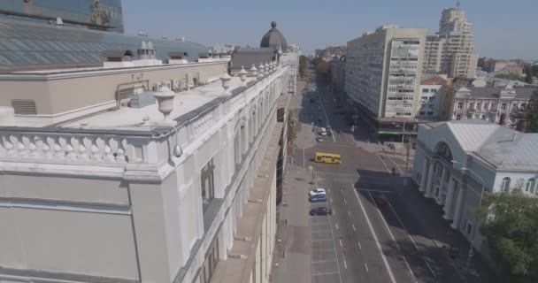 Légi Kiev street Vladimir. 20 augusztus 2017. Városi táj, nyári sunrise házak és utcák Kijev. A közlekedési lámpa jel, hogy a forgalom továbbra is autók vár. — Stock videók