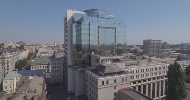 Inquérito aéreo. edifício de escritórios de vidro na cidade de Kiev. 13 de agosto de 2017. paisagem urbana da vista de um pássaro. Conhecimento antigo com construção com um belo edifício moderno. manhã ensolarada — Vídeo de Stock