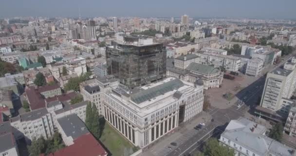 Luchtfoto enquête. kantoorgebouw van het glas in de stad van Kiev. 13 augustus 2017. stedelijk landschap vanuit een vogelperspectief uitzicht. Oude kennis met constructie met een mooi modern gebouw. zonnige ochtend — Stockvideo