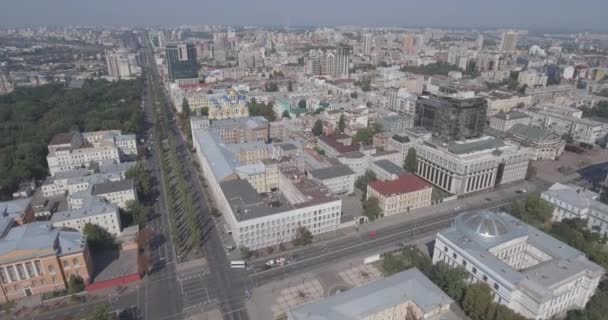 Kiev street Vladimirskaya Aerial. City landscape from the height of a bird's flight at the dawn of the day. Ancient houses stand next to modern architecture. Beautiful ancient Kuyv. — Stock Video