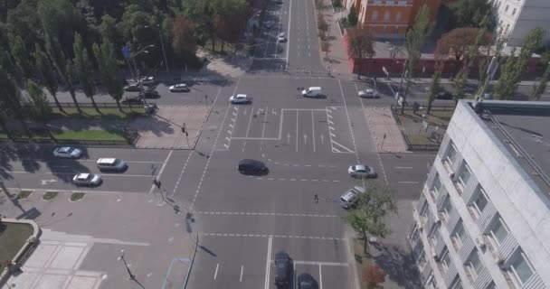 Antenowe, samochodowe skrzyżowanie. Kijów jest Vladimirskaya Street. samochody są na skrzyżowaniu. Centrum miasta krajobraz. Widok z góry. Letni poranek słoneczny w pięknym mieście. — Wideo stockowe