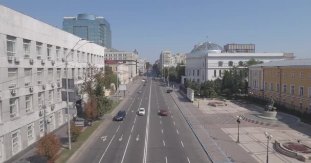 航空, 汽车交叉路口。基辅市是 Vladimirskaya 街。汽车在十字路口。城市景观中心。视图。夏日阳光明媚的清晨在美丽的城市. — 图库视频影像