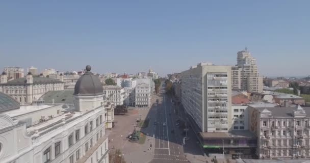 항공, 자동차 교차로입니다. 키예프 시 Vladimirskaya 거리입니다. 자동차는 교차로에 있습니다. 도시 풍경 시 센터입니다. 위에서 볼 수 있습니다. 아름 다운 도시에 여름 화창한 아침. — 비디오