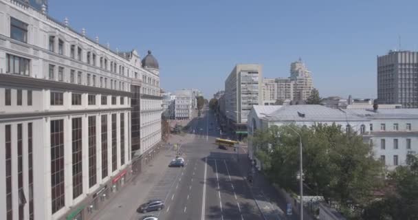 Antenne, Automobile kryds. Byen Kiev er Vladimirskaya Street. Bilerne er ved krydset. By landskab centrum. udsigt fra oven. Sommer solrig morgen i en smuk by . – Stock-video