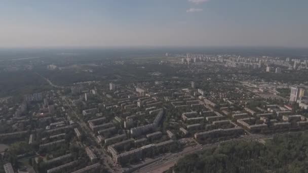 키예프 거리 Vladimirskaya의 대기 일의 새벽에는 새의 비행의 높이에서 도시 풍경입니다. 고 대 집 현대 건축 옆에 서. 아름 다운 고 대 Kuyv. — 비디오