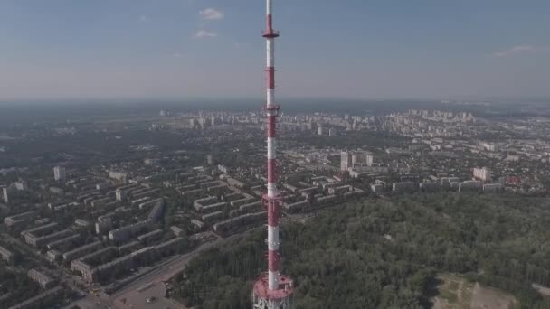 Torre de TV aérea. Torre de TV em Kiev Perto de edifícios residenciais e rodoviários.Transmissão de televisão digital e vigilância Torre restaurante skyline cidade Kiev, Ucrânia. Verão dia ensolarado . — Vídeo de Stock