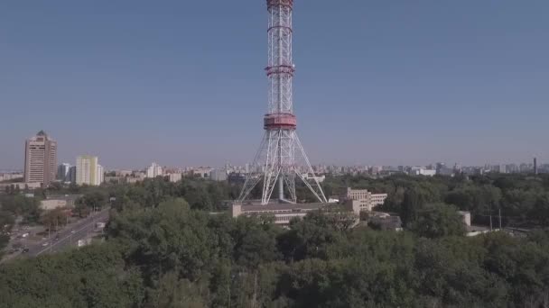 Torre della TV aerea. Torre TV a Kiev Vicino a edifici residenziali e autostrada.Trasmissione televisiva digitale e sorveglianza Torre ristorante città skyline Kiev, Ucraina. Estate giornata di sole . — Video Stock