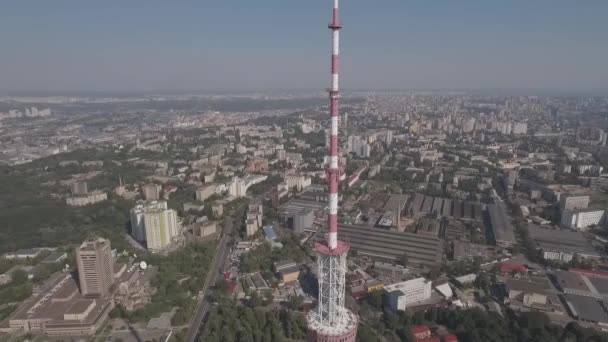 Εναέρια πύργο της τηλεόρασης. Πύργος Τηλεόρασης στο Κίεβο κοντά σε κτίρια κατοικιών και τον αυτοκινητόδρομο. Ψηφιακών τηλεοπτικών μεταδόσεων και επιτήρησης Πύργος εστιατόριο city στον ορίζοντα Κίεβο, Ουκρανία. Ηλιόλουστη μέρα του καλοκαιριού. — Αρχείο Βίντεο