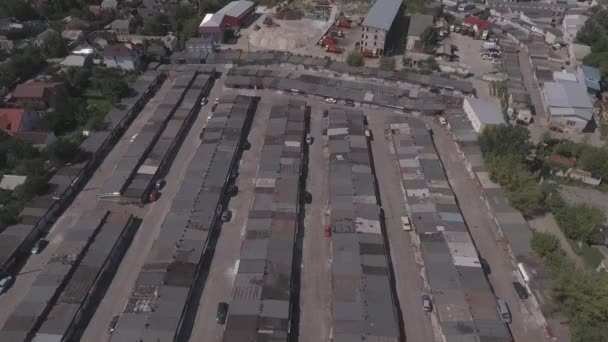 Luftaufnahme von Autowerkstätten. Autos, die in einem belebten Parkhaus fahren. Autoservice, Reparatur, Wartung und Personalkonzept - Mechaniker mit Schraubenschlüssel und Lampe in der Werkstatt. — Stockvideo