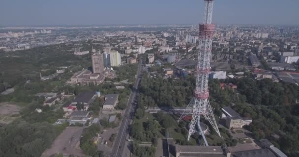 공중 Tv 타워입니다. 주거 건물 및 고속도로에 가까운 키예프 Tv 타워. 디지털 텔레비전 방송 및 감시 타워 레스토랑 도시 스카이 라인 키예프, 우크라이나. 여름 화창한 날. — 비디오