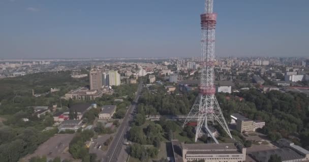 Antenne Tv-toren. TV-toren in Kiev nauwe woongebouwen en snelweg. Digitale televisie-uitzendingen en toezicht Tower restaurant skyline van de stad Kiev, Oekraïne. Zonnige zomerdag. — Stockvideo