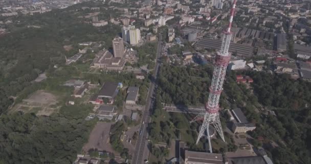 Antennenfernsehturm. Fernsehturm in Kiev in der Nähe von Wohngebäuden und Autobahn. Digital-Fernsehsender und Überwachungsturm Restaurant Skyline Kiev, Ukraine. Sommer sonniger Tag. — Stockvideo
