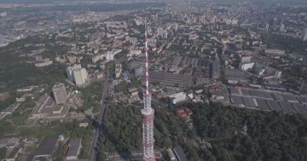 Antenna a Tv-torony. TV-torony Kiev szoros lakóépületek és autópálya. Digitális televíziós műsorszórás és megfigyelő torony étterem city skyline Kijev, Ukrajna. Nyári napsütésben. — Stock videók