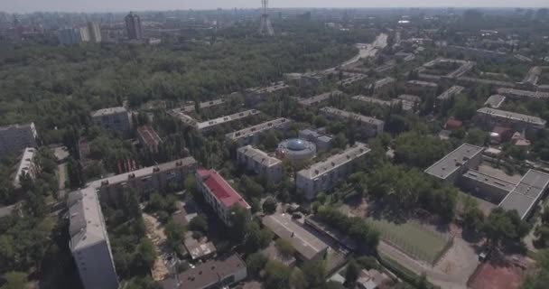 Torre della TV aerea. Torre TV a Kiev Vicino a edifici residenziali e autostrada.Trasmissione televisiva digitale e sorveglianza Torre ristorante città skyline Kiev, Ucraina. Estate giornata di sole . — Video Stock