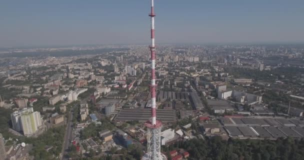 Torre de TV aérea. Torre de televisión en Kiev Cerca de edificios residenciales y autopistas.Televisión digital de radiodifusión y vigilancia Torre restaurante horizonte de la ciudad Kiev, Ucrania. Día soleado de verano . — Vídeos de Stock