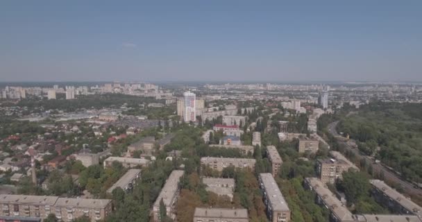 夕暮れ時の街の航空写真。キエフ市 Darnitsky 地区の夕方、空中写真を夏します。地下鉄チェルニーヒウ。新しいアーキテクチャです。郊外の新しい建物のドローンを撮影. — ストック動画