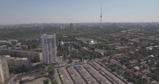 Torre de TV aérea. Torre de TV em Kiev Perto de edifícios residenciais e rodoviários.Transmissão de televisão digital e vigilância Torre restaurante skyline cidade Kiev, Ucrânia. Verão dia ensolarado . — Vídeo de Stock