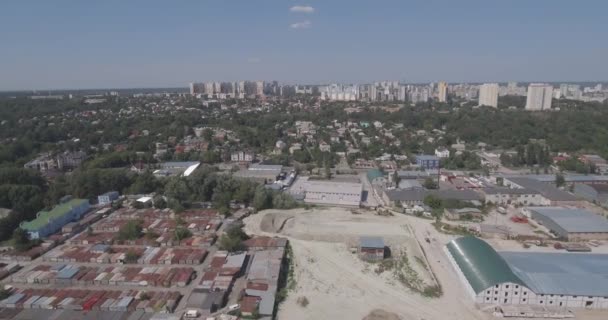 Aereo della città al tramonto. Serata estiva, fotografia aerea della città di Kiev, distretto di Darnitsky. Metro Chernihiv. Nuova architettura. Periferia della città nuovo edificio riprese il drone . — Video Stock