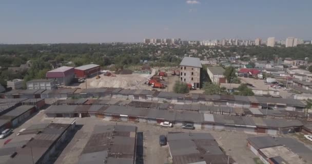 Aerial survey samochodów garaży. Samochody jazdy w zajęty parking w garażu. Serwis, naprawa, konserwacja i ludzie concept Car - mechanik mężczyzna z pokrętłem i lampa pracuje w warsztacie. — Wideo stockowe