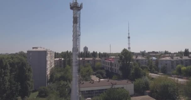 Εναέρια πύργο της τηλεόρασης. Πύργος Τηλεόρασης στο Κίεβο κοντά σε κτίρια κατοικιών και τον αυτοκινητόδρομο. Ψηφιακών τηλεοπτικών μεταδόσεων και επιτήρησης Πύργος εστιατόριο city στον ορίζοντα Κίεβο, Ουκρανία. Ηλιόλουστη μέρα του καλοκαιριού. — Αρχείο Βίντεο