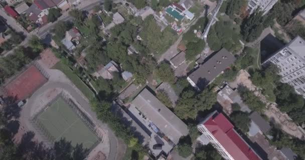 Aérea de la ciudad al atardecer. Noche de verano, fotografía aérea de la ciudad de Kiev, distrito Darnitsky. Metro Chernihiv. Nueva arquitectura. Afueras de la ciudad nuevo edificio disparando el dron . — Vídeo de stock