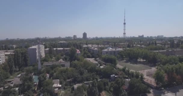 Hava Tv kulesi. TV kulesinde Kiev yakın konut ve otoyol. Dijital televizyon yayıncılığı ve gözetleme kulesi restoran şehir manzarası Kiev, Ukrayna. Yaz güneşli gün. — Stok video