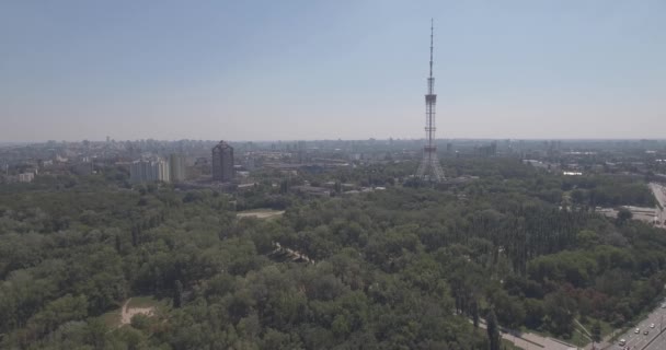 Hava Tv kulesi. TV kulesinde Kiev yakın konut ve otoyol. Dijital televizyon yayıncılığı ve gözetleme kulesi restoran şehir manzarası Kiev, Ukrayna. Yaz güneşli gün. — Stok video