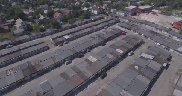 Aerial survey samochodów garaży. Samochody jazdy w zajęty parking w garażu. Serwis, naprawa, konserwacja i ludzie concept Car - mechanik mężczyzna z pokrętłem i lampa pracuje w warsztacie. — Wideo stockowe