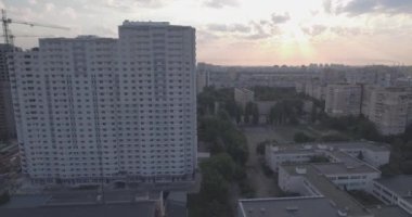 hava fotoğrafçılığı Kiev şehir. 21. Ağustos 2017. gündoğumu üzerinde çok katlı megapolesa ev sahipliği yapmaktadır. kiev sol Bankası. Cityscape üzerinden bir kuş bakışı. Yaz güneşli sabah. 