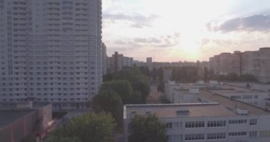 hava fotoğrafçılığı Kiev şehir. 21. Ağustos 2017. gündoğumu üzerinde çok katlı megapolesa ev sahipliği yapmaktadır. kiev sol Bankası. Cityscape üzerinden bir kuş bakışı. Yaz güneşli sabah. 