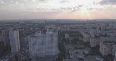 hava fotoğrafçılığı Kiev şehir. 21. Ağustos 2017. gündoğumu üzerinde çok katlı megapolesa ev sahipliği yapmaktadır. kiev sol Bankası. Cityscape üzerinden bir kuş bakışı. Yaz güneşli sabah. 