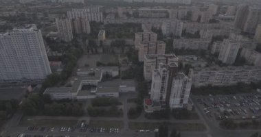 hava fotoğrafçılığı Kiev şehir. 21. Ağustos 2017. gündoğumu üzerinde çok katlı megapolesa ev sahipliği yapmaktadır. kiev sol Bankası. Cityscape üzerinden bir kuş bakışı. Yaz güneşli sabah. 