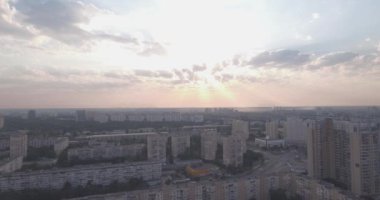 hava fotoğrafçılığı Kiev şehir. 21. Ağustos 2017. gündoğumu üzerinde çok katlı megapolesa ev sahipliği yapmaktadır. kiev sol Bankası. Cityscape üzerinden bir kuş bakışı. Yaz güneşli sabah. 