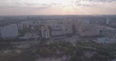 hava fotoğrafçılığı Kiev şehir. 21. Ağustos 2017. gündoğumu üzerinde çok katlı megapolesa ev sahipliği yapmaktadır. kiev sol Bankası. Cityscape üzerinden bir kuş bakışı. Yaz güneşli sabah. 