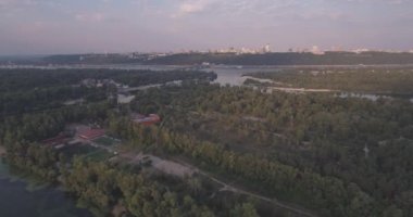 hava fotoğrafçılığı Kiev şehir. 21. Ağustos 2017. gündoğumu üzerinde çok katlı megapolesa ev sahipliği yapmaktadır. kiev sol Bankası. Cityscape üzerinden bir kuş bakışı. Yaz güneşli sabah. 