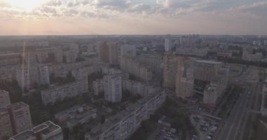 hava fotoğrafçılığı Kiev şehir. 21. Ağustos 2017. gündoğumu üzerinde çok katlı megapolesa ev sahipliği yapmaktadır. kiev sol Bankası. Cityscape üzerinden bir kuş bakışı. Yaz güneşli sabah. 
