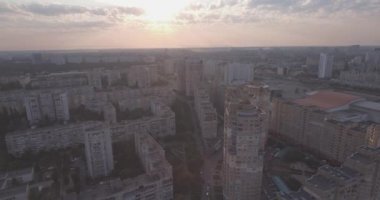 hava fotoğrafçılığı Kiev şehir. 21. Ağustos 2017. gündoğumu üzerinde çok katlı megapolesa ev sahipliği yapmaktadır. kiev sol Bankası. Cityscape üzerinden bir kuş bakışı. Yaz güneşli sabah. 