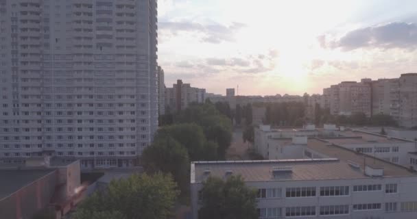 Luftaufnahmen der Stadt Kiew. 21. august 2017. sonnenaufgang über mehrstöckigen häusern megapolesa. das linke Ufer des Kiewer Sees. Stadtbild aus der Vogelperspektive. Sommer sonniger Morgen. — Stockvideo