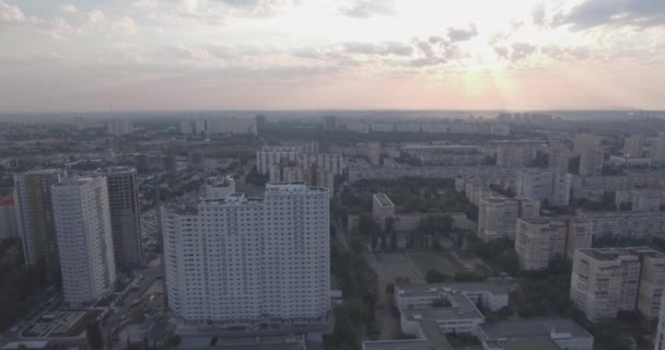 Flygfotografering av staden av Kiev. 21. augusti 2017. Soluppgång över flera våningar hus megapolesa. den vänstra sidan av kiev. stadsbild från ett fågelperspektiv. solig sommarmorgon. — Stockvideo