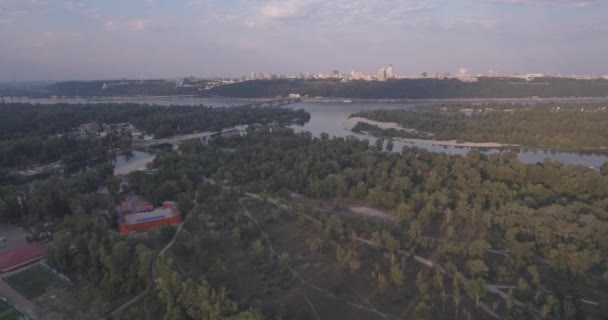 Αεροφωτογραφίες από την πόλη του Κιέβου. 21. Αυγούστου 2017. Ανατολή ηλίου πάνω από πολυώροφα σπίτια megapolesa. στην αριστερή όχθη του Κιέβου. τοπίο από το μάτι ενός πουλιού θέα. ηλιόλουστο πρωί το καλοκαίρι. — Αρχείο Βίντεο