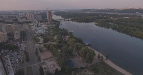 Luchtfoto's van de stad van Kiev. 21. augustus 2017. zonsopgang boven meerdere verdiepingen huizen megapolesa. de linker oever van kiev. stadsgezicht van een bird's eye view. zonnige Zomerochtend. — Stockvideo