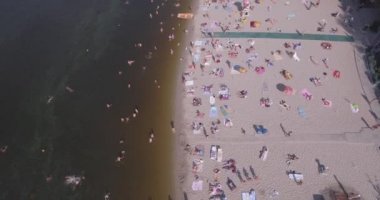 Sahil anteni. Yaz güneşli gün, insanlar üzerinde sarı bir gıcırtı Dnieper Nehri şehir Kiev kıyısında güneşlenme. gün tatil Sahilde. çok sayıda turist yüzmek.