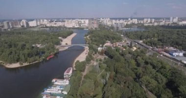 Sahil anteni. Yaz güneşli gün, insanlar üzerinde sarı bir gıcırtı Dnieper Nehri şehir Kiev kıyısında güneşlenme. gün tatil Sahilde. çok sayıda turist yüzmek.