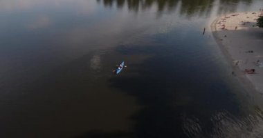 Sahil anteni. Yaz güneşli gün, insanlar üzerinde sarı bir gıcırtı Dnieper Nehri şehir Kiev kıyısında güneşlenme. gün tatil Sahilde. çok sayıda turist yüzmek.