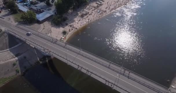 AERIAL-uttaget på stranden. solig sommardag, människor sola på en gul squeak på packa ihop av den floden Dnepr-staden av Kiev. ledig dag, semester på stranden. ett stort antal turister simma. — Stockvideo